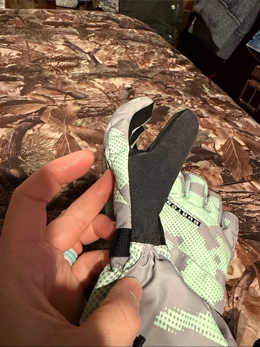 Burton green Rosette Gray Camo Snow Gloves Kids' Burton GORE-TEX Gloves- large
